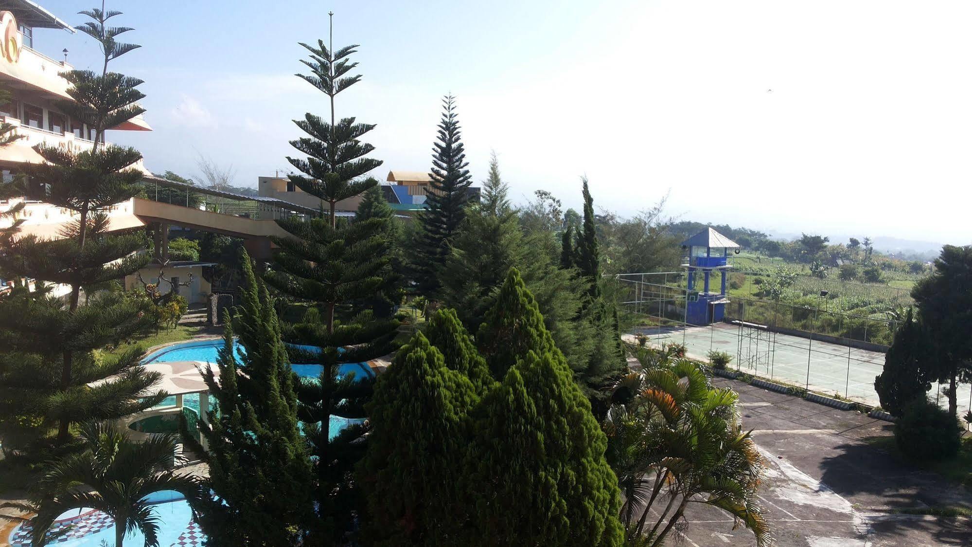 Hotel Surya Indah Batu Malang Экстерьер фото