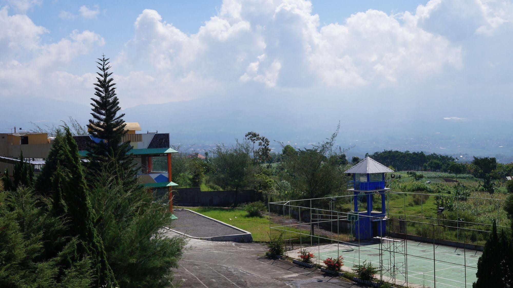 Hotel Surya Indah Batu Malang Экстерьер фото