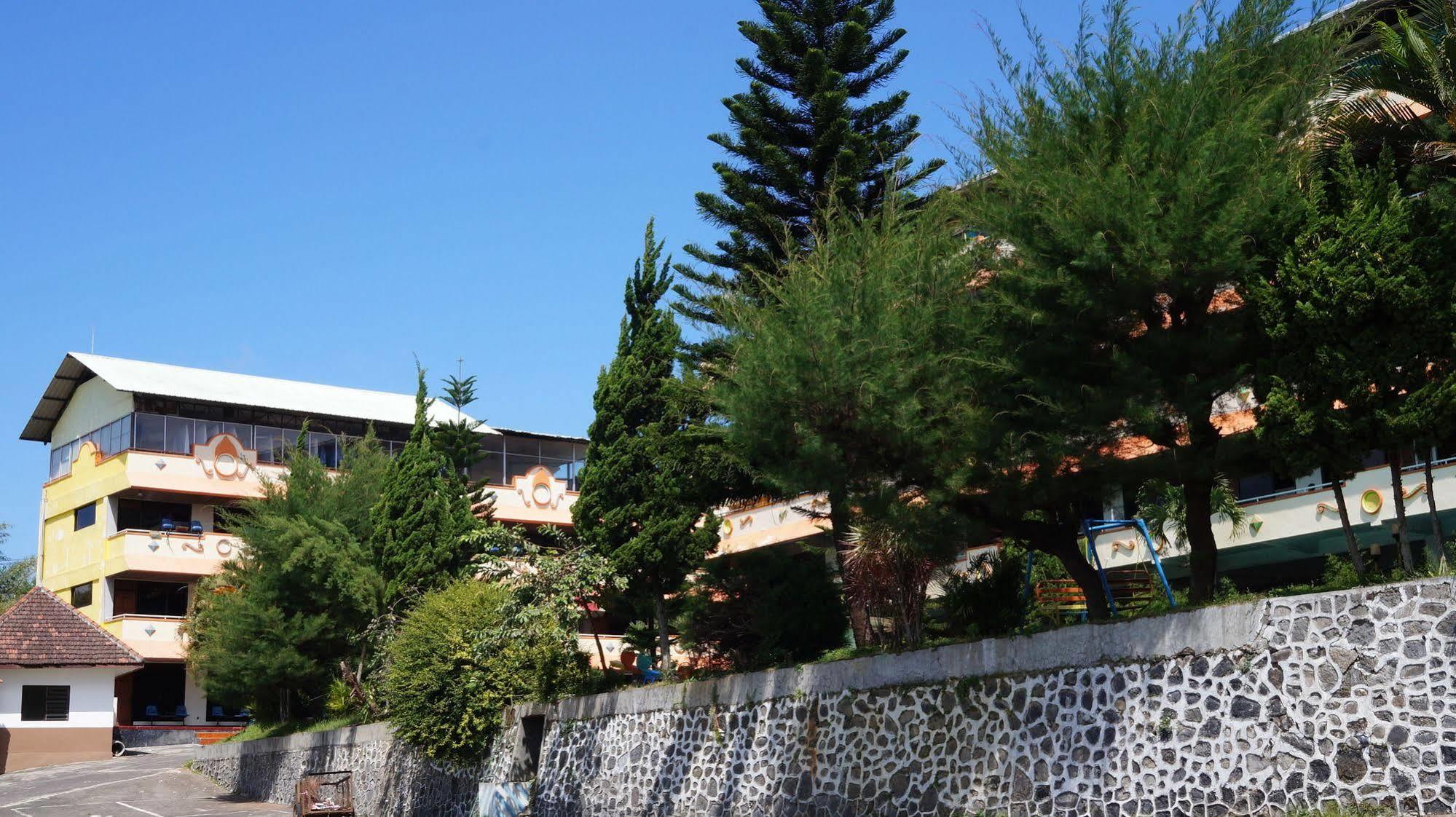 Hotel Surya Indah Batu Malang Экстерьер фото